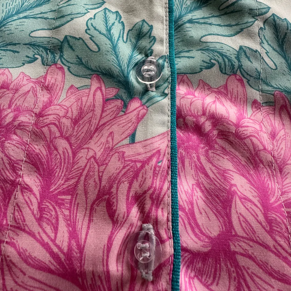 Detalhe de acabamento e botões do pijama Naps na estampa Bouquet Celeste