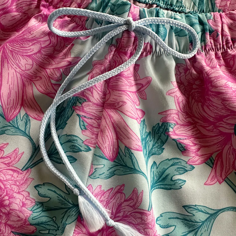 Detalhe do elástico e do cordão do shorts e da calça do pijama Naps na estampa Bouquet Celeste
