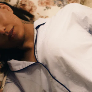 Pijama feminino liso com plumas