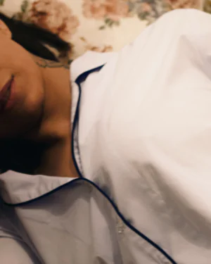 Pijama feminino liso com plumas