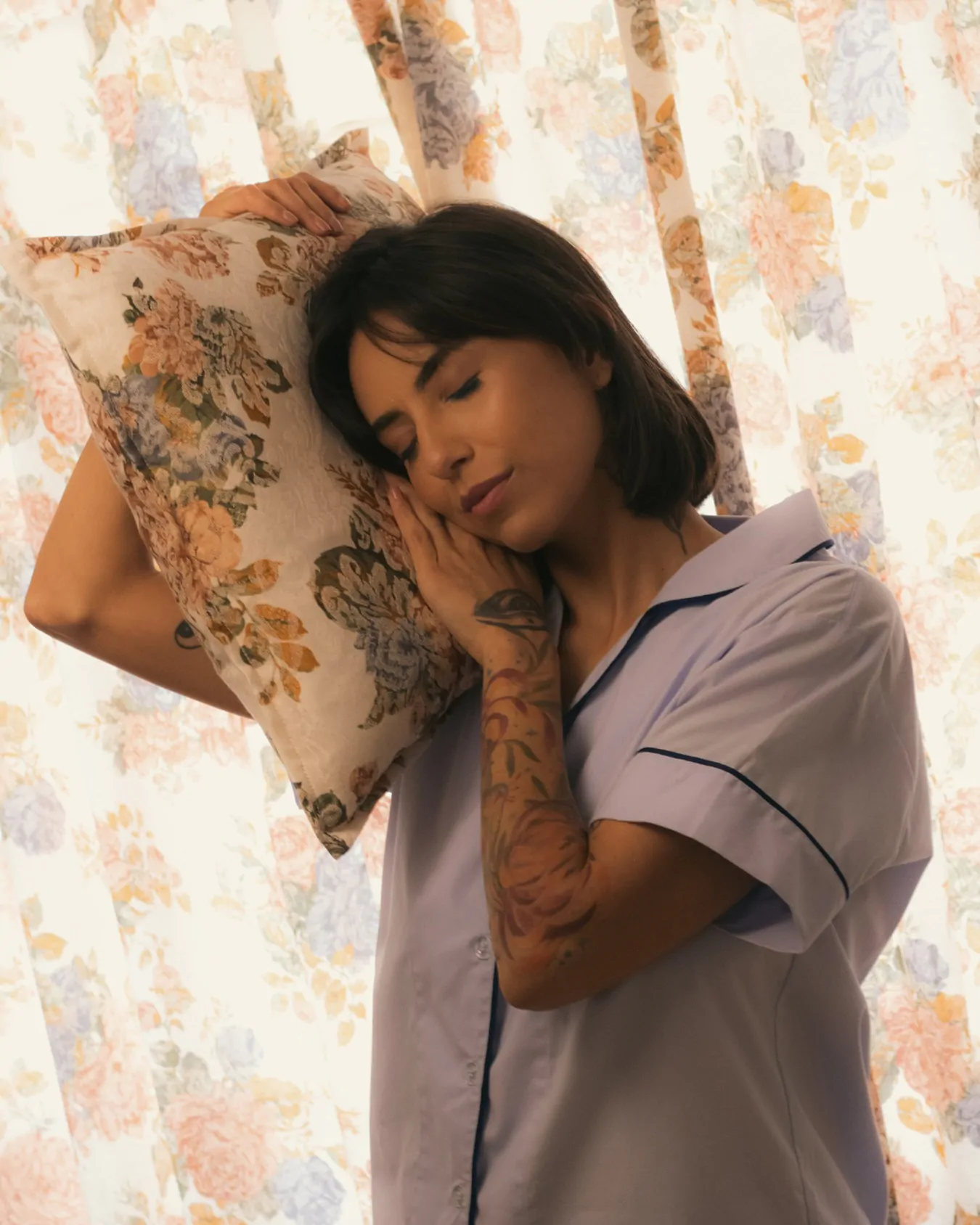 O azul claro traz leveza e calma para as noites que pedem descanso sem pressa.Um pijama liso, macio e atemporal, feito para abraçar o corpo com suavidade.Disponível no site ✨#takenapsandrelax #naps #sleepwear #pijamaliso #azulclaro