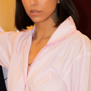 Detalhe do pijama rosa bebê da Naps com acabamento no mesmo tom, mostrando a gola e o vivo rosa bebê em tecido 100% algodão. TÍTULO (SEO TITLE) LEGENDA (CAPTION)