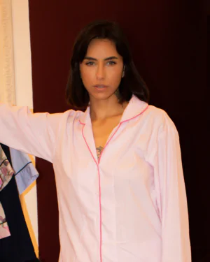 Mulher vestindo pijama personalizado rosa bebê de manga longa, com acabamento pink, em tecido 100% algodão.