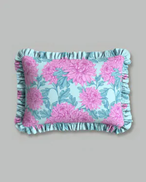 Fronha com babados estampa Bouquet Celeste, flores rosa em fundo azul claro, 100% algodão