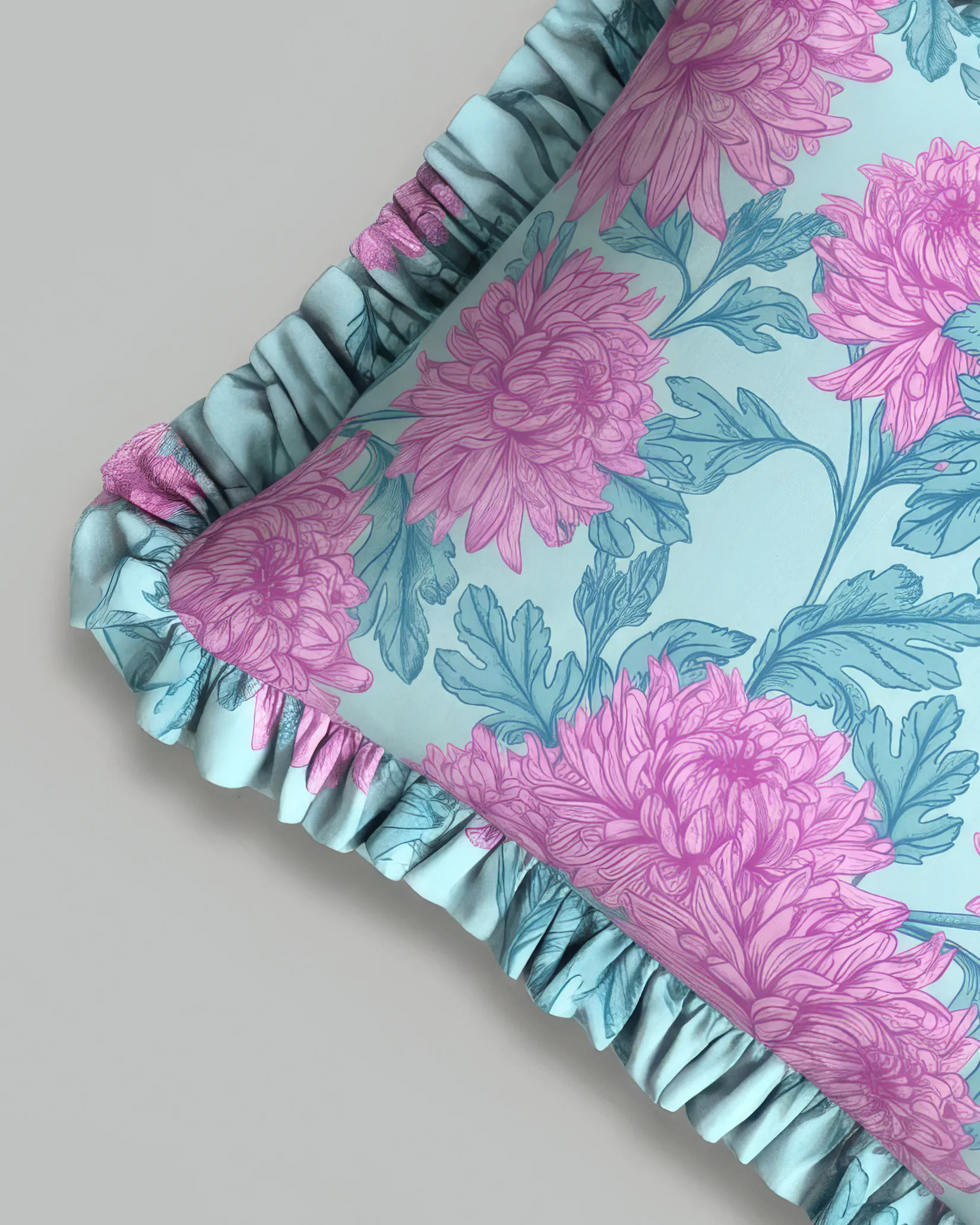 Detalhe do acabamento em babado da fronha Naps estampa Bouquet Celeste, em algodão macio