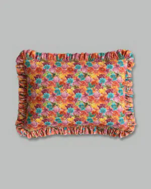 Fronha com babados estampa Bright Summer, flores vibrantes em laranja, rosa e turquesa, 100% algodão