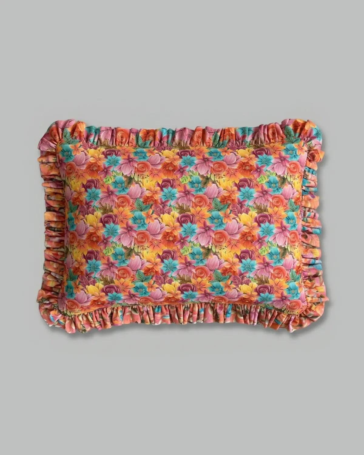 Fronha com babados estampa Bright Summer, flores vibrantes em laranja, rosa e turquesa, 100% algodão