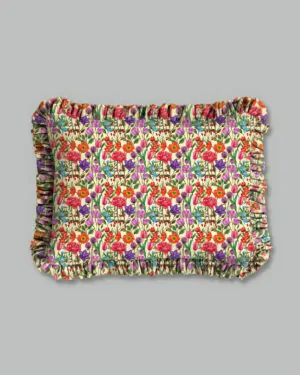 Fronha com babados estampa Doce Jardim, flores coloridas em fundo claro, 100% algodão