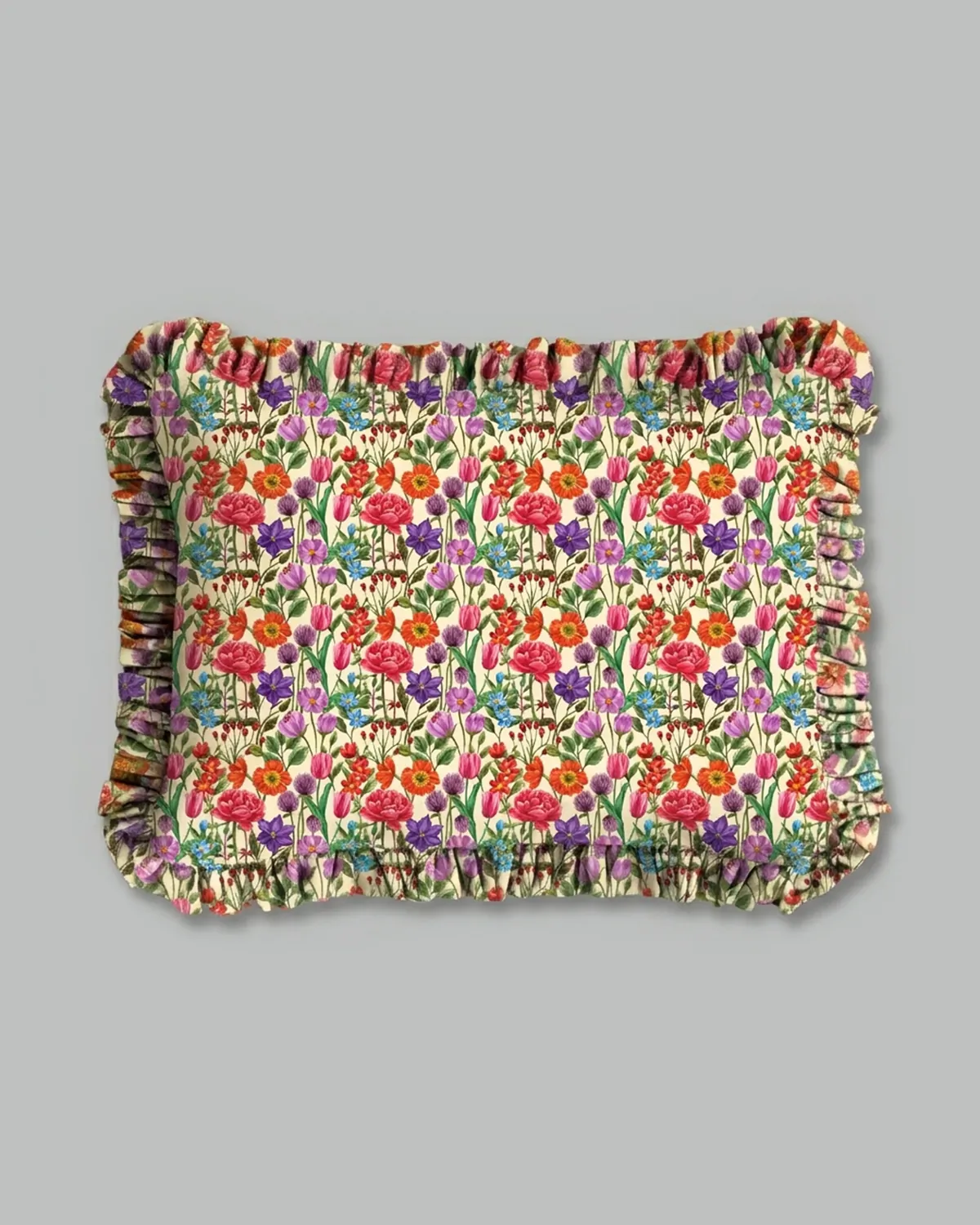 Fronha com babados estampa Doce Jardim, flores coloridas em fundo claro, 100% algodão