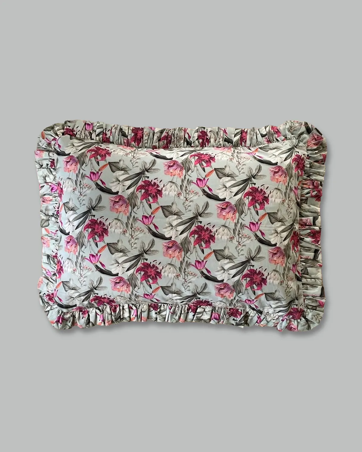 Fronha com babados estampa Lilies Iceberg, lírios rosa em fundo claro, 100% algodão