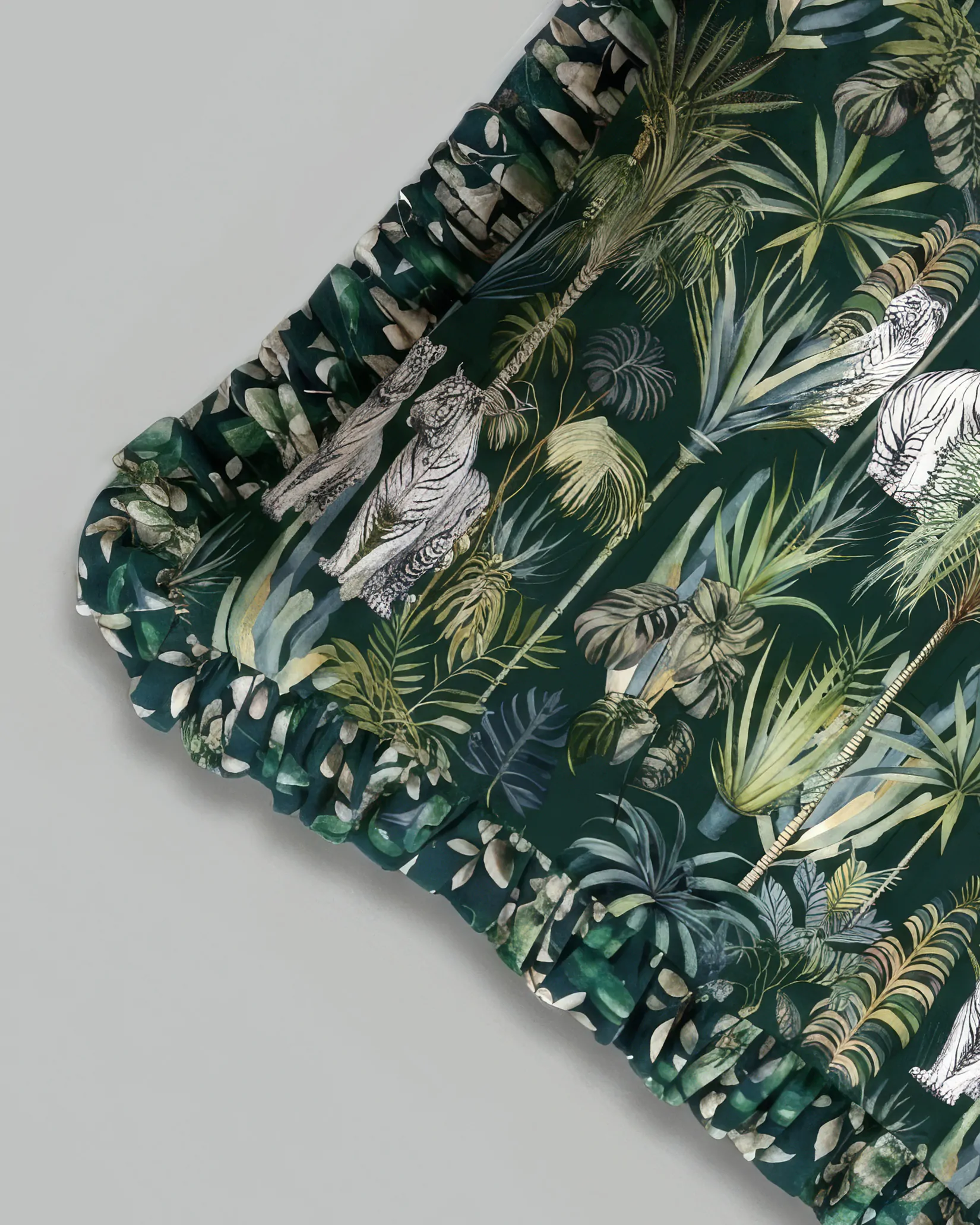 Detalhe do acabamento em babado da fronha Naps estampa Natureza Selvagem, em algodão macio