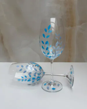 Taças de cristal pintadas à mão com folhas azuis, estampa Azul Silencioso da Naps