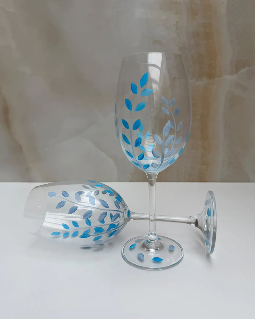 Taças de cristal pintadas à mão com folhas azuis, estampa Azul Silencioso da Naps