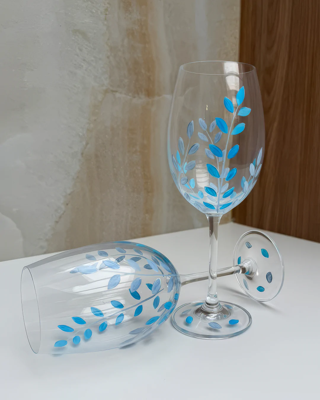 Taças de cristal Azul Silencioso pintadas à mão com ramos e folhas em tons de azul