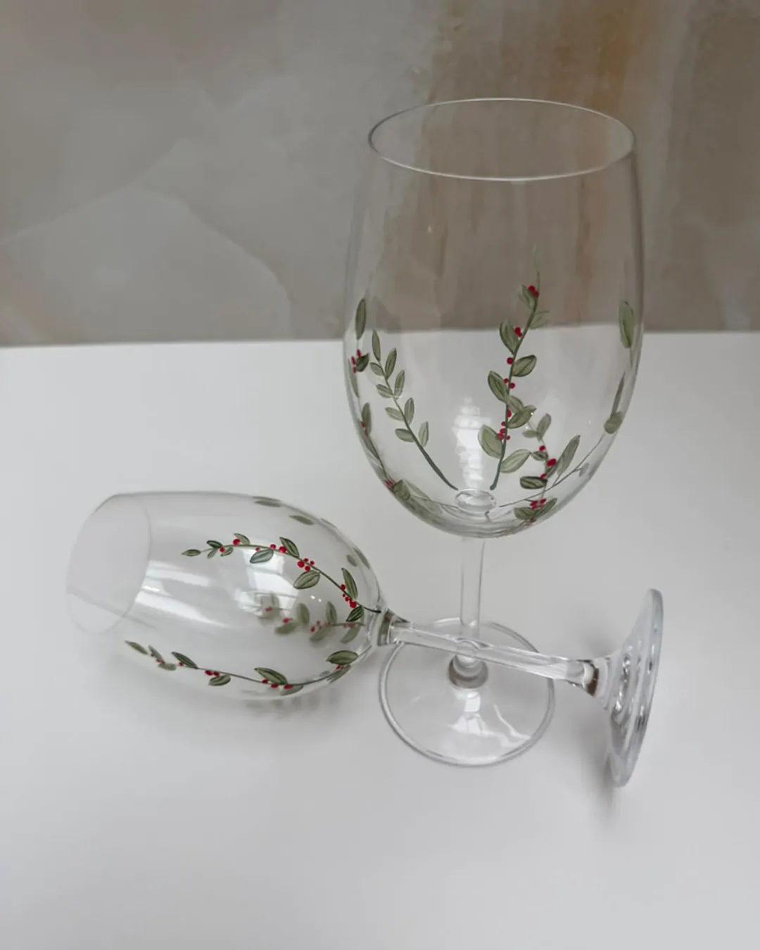 Taças de cristal Voo Sereno pintadas à mão com ramos verdes e pequenos frutos vermelhos